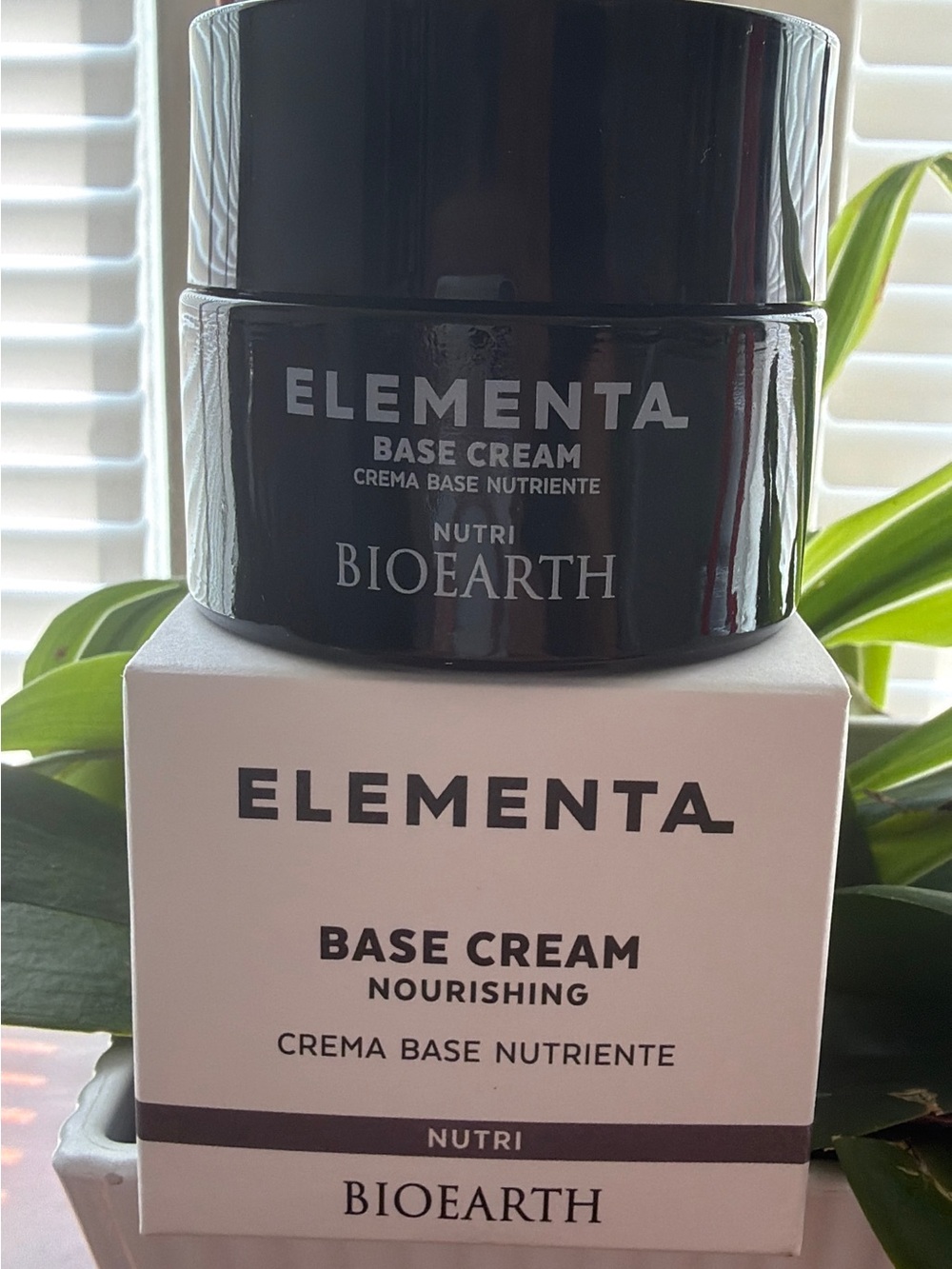Earth Elementa Base Cream - Black and White
